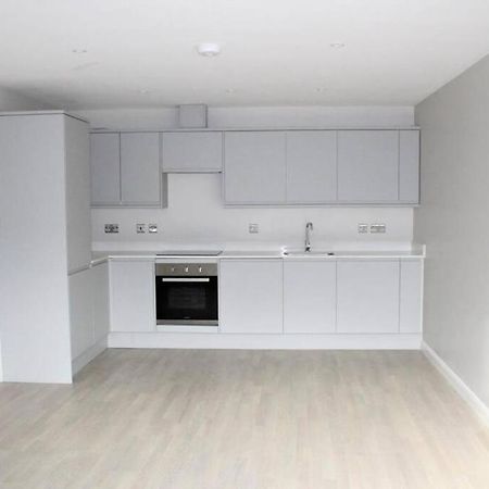 Апартаменты Marvellous New Build 2 Bed Flat - 1 Ophelia Court Эпсом Экстерьер фото