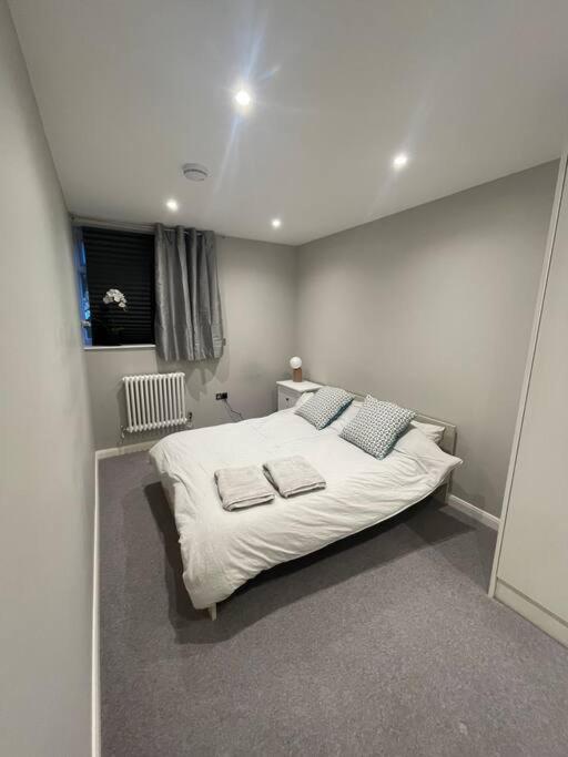 Апартаменты Marvellous New Build 2 Bed Flat - 1 Ophelia Court Эпсом Экстерьер фото