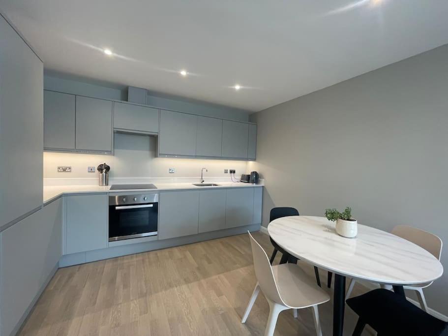 Апартаменты Marvellous New Build 2 Bed Flat - 1 Ophelia Court Эпсом Экстерьер фото
