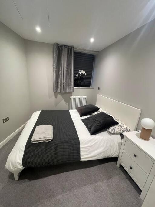 Апартаменты Marvellous New Build 2 Bed Flat - 1 Ophelia Court Эпсом Экстерьер фото