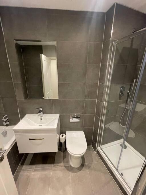 Апартаменты Marvellous New Build 2 Bed Flat - 1 Ophelia Court Эпсом Экстерьер фото